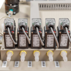 Системи дозування рідких миючих засобів для пральні з електричними насосом та клапанами